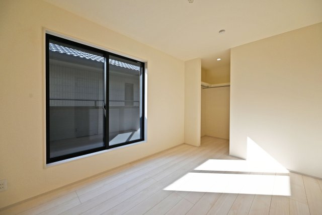 リーブルガーデン武庫之荘5丁目新築一戸建て│3LDK+駐車1台可の洋室|2階主寝室想定に入ってすぐの内観写真です。
各居室にウォークインクローゼットが備えられており、豊富な収納量です。