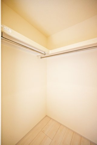 リーブルガーデン武庫之荘5丁目新築一戸建て│3LDK+駐車1台可の収納|各居室にダウンライト付きのWICLを備えており、様々な物をすっきり収納することが出来ます。