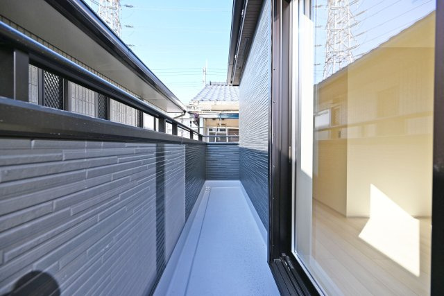 リーブルガーデン武庫之荘5丁目新築一戸建て│3LDK+駐車1台可のバルコニー|バルコニーには奥行きがあってたくさんの洗濯物を干すことができます◎ 標準で物干し金具が設置されています。