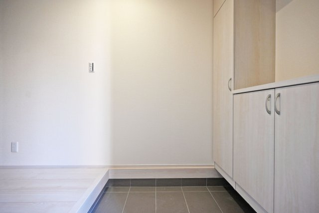 リーブルガーデン武庫之荘5丁目新築一戸建て│3LDK+駐車1台可の玄関|1階玄関入ってすぐの内観写真です。
上部まで収納があるシューズBOX付き。 毎日使う玄関回りも常に片付いた状態を維持できそうです。