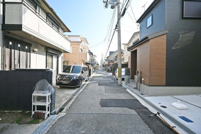 リーブルガーデン武庫之荘5丁目新築一戸建て│3LDK+駐車1台可の前面道路含む現地写真|前面道路は北側に約4ｍ幅です。