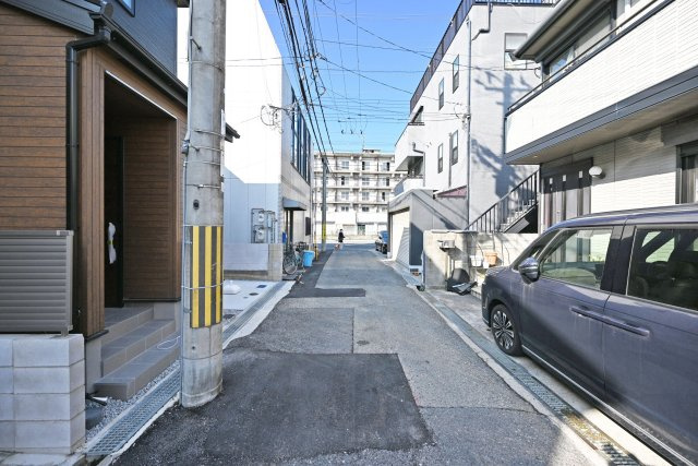 リーブルガーデン武庫之荘5丁目新築一戸建て│3LDK+駐車1台可の前面道路含む現地写真|前面道路は北側に約4ｍ幅です。