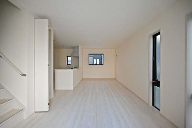 リーブルガーデン武庫之荘5丁目新築一戸建て│3LDK+駐車1台可の居間・リビング|1階LDKをテレビボード側から撮影した内観写真です。ナチュラルテイストな内装はどんな家具も合わせやすく、お好みのインテリアコーディネートをお楽しみいただけます。