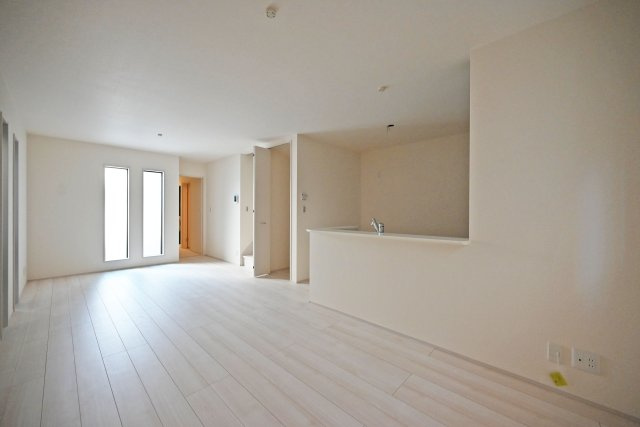 リーブルガーデン武庫之荘5丁目新築一戸建て│3LDK+駐車1台可の居間・リビング|LDKは約18.6帖でゆとりある広さです。インテリア配置に困らない間取り設計に加え、お子様のいる世帯に必要な部屋数を備えた物件です。