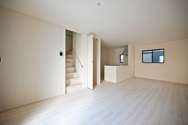 リーブルガーデン武庫之荘5丁目新築一戸建て│3LDK+駐車1台可の居間・リビング|1階LDKをリビング側から撮影した内観写真です。 対面式キッチンやリビング階段など家族同士のつながりを感じやすい設計を基調としています。