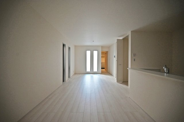 リーブルガーデン武庫之荘5丁目新築一戸建て│3LDK+駐車1台可の居間・リビング|1階LDKをダイニング側から正面撮影した内観写真です 。広さは約18.6帖で未就学児も含む4人家族がゆとりをもって過ごすには十分の1棟です。