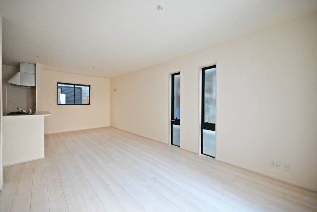 リーブルガーデン武庫之荘5丁目新築一戸建て│3LDK+駐車1台可の居間・リビング|キッチンは対面式ながらカウンタータイプの為手元を隠しながら調理とコミュニケーションの両立が可能。実用性と意匠性を兼ね備えたLDKに仕上がりました。キッチンからの配膳効率も良いのが魅力です。