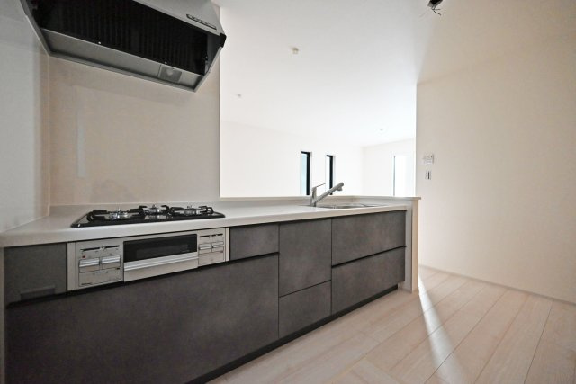 リーブルガーデン武庫之荘5丁目新築一戸建て│3LDK+駐車1台可のキッチン|1階キッチンの奥側から撮影した内観写真です。 キッチンは2550mm幅のシステムキッチンを導入しています。