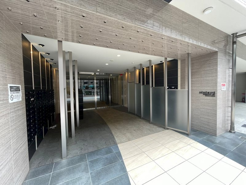 SERENiTE本町refletのエントランス