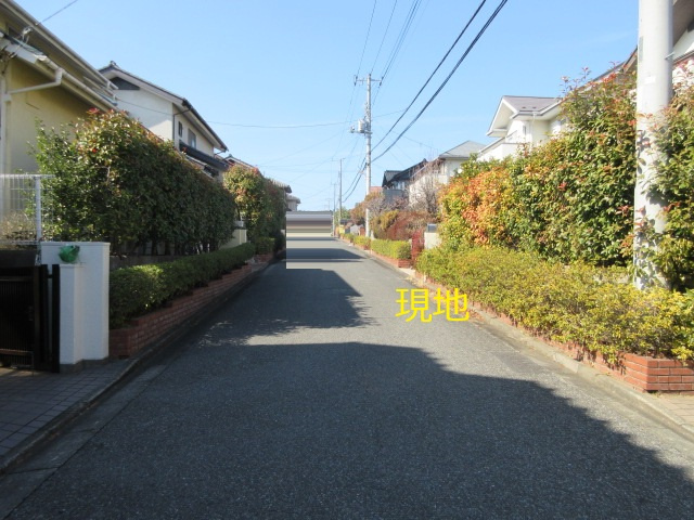 中古戸建　鳩山町鳩ヶ丘2-18-11（期間限定現況販売）の前面道路含む現地写真