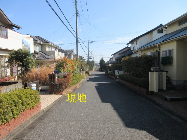 中古戸建　鳩山町鳩ヶ丘2-18-11（期間限定現況販売）の前面道路含む現地写真