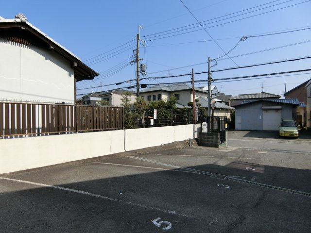 ドミールウエストの駐車場