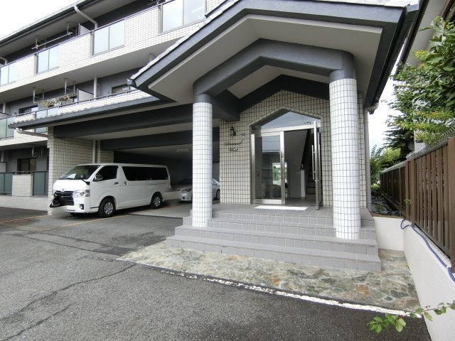 ドミールウエストのエントランス