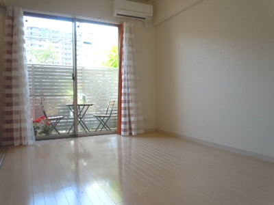 【居間・リビング】 | 曽根ガーデンテラス | ※同タイプの写真となり、実際のお部屋とは異なる場合があります