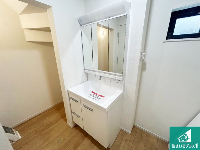 宝塚市福井町　第2期　新築一戸建ての独立洗面台|清潔感のある洗面台です。フラットな鏡は掃除がしやすく毎日清潔！鏡裏には収納があるのでスッキリとした洗面台が保てます。