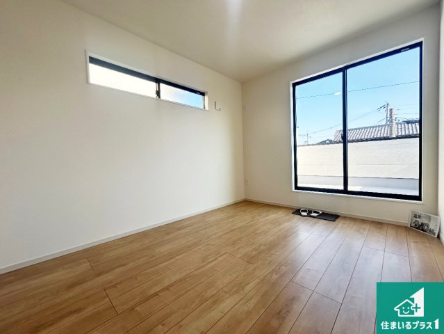 宝塚市福井町　第2期　新築一戸建ての洋室|寝室は心地よい眠りについてもらいたくて、シンプルかつ開放的な空間に設計にしています！大きな窓から差し込む日が心地いいです♪