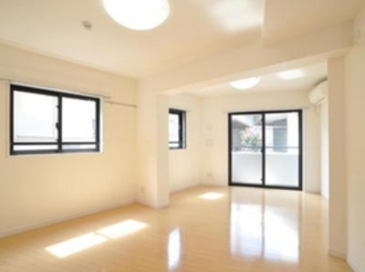 【居間・リビング】 | ドゥーエ阿佐ヶ谷 | 12.6帖の洋室。