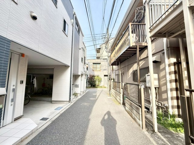 文京区根津2丁目　建築条件無し売地の前面道路含む現地写真|2026.02.20撮影

現地ご見学希望・資料請求などお気軽にお問い合わせ下さい！
03-5990-5201