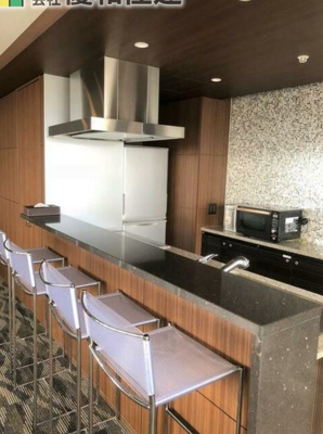 【その他共用部分】 | プラウドタワー明石 | ☆高速エレベーター3基！全館空調管理！
☆ペット飼育可（管理規約による）
☆２４時間ゴミ出し可能！
☆オール電化マンション！
☆内廊下設計！
☆ビューラウンジ、ゲストルーム、リラクゼーションルーム！