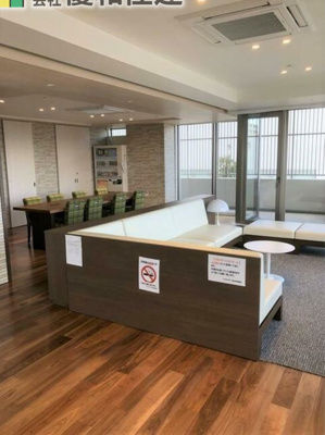 【その他共用部分】 | プラウドタワー明石 | ☆高速エレベーター3基！全館空調管理！
☆ペット飼育可（管理規約による）
☆２４時間ゴミ出し可能！
☆オール電化マンション！
☆内廊下設計！
☆ビューラウンジ、ゲストルーム、リラクゼーションルーム！