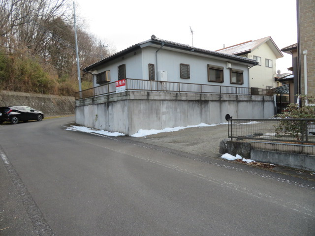 高崎市吉井町神保　中古1180の駐車場