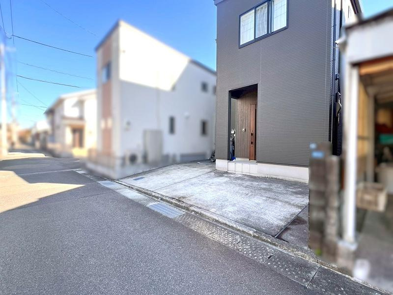 針木東町　中古戸建　(築浅物件)の前面道路含む現地写真|北側　幅：5.4ｍ　公道　接道：7.3ｍ　