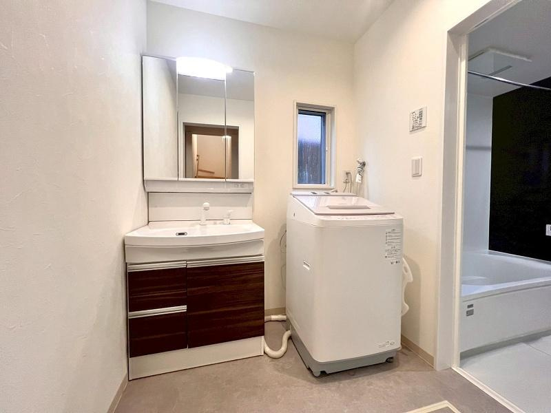 針木東町　中古戸建　(築浅物件)の独立洗面台