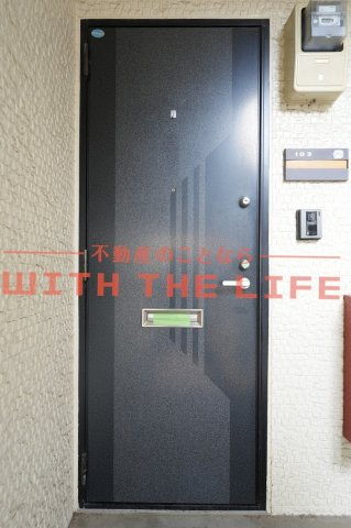 ベルナールⅡ【キャッシュバック対象物件】の玄関|収納もある玄関です