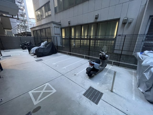 クロスレジデンス阿波座の駐車場