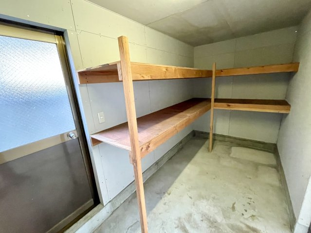 【収納】 | 【中古戸建】山形市荒楯町2丁目 | 倉庫です♪棚付きで広々としているので、タイヤなども補完できそうですね♪