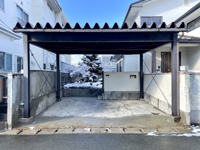 【駐車場】 | 【中古戸建】山形市荒楯町2丁目 | カーポート付きです♪