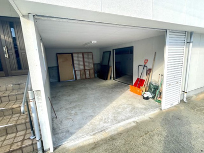 【駐車場】 | 【中古戸建】山形市荒楯町2丁目 | 車庫付きです。バイクガレージにもオススメ♪奥に納戸があり広い空間となっております。