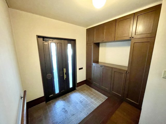【玄関】 | 【中古戸建】山形市荒楯町2丁目 | たっぷりの玄関収納と、花や小物が飾れそうな棚がございます！
