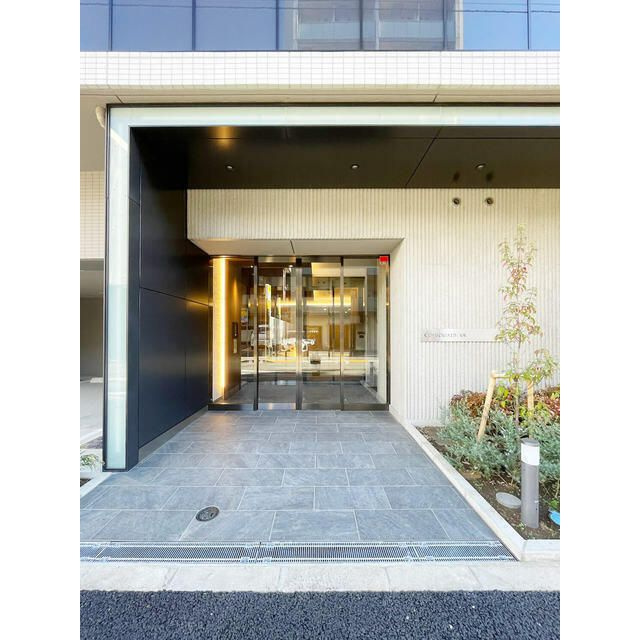 コンフォリア・リヴ巣鴨のエントランス