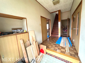 【玄関】 | 川西市多田院２丁目中古戸建　広いお庭 | ゆったりとした玄関です♪お好きなリフォームを楽しんだり、流行りのDIYにチャレンジしてみませんか？ぜひ現地でご確認ください！！