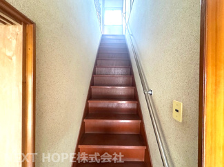 【内装】 | 川西市多田院２丁目中古戸建　広いお庭 | 2階への階段です♪手すり付きです！！