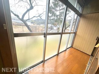 【内装】 | 川西市多田院２丁目中古戸建　広いお庭 | 1階和室８帖奥の板の間です♪