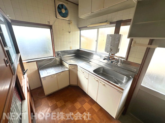 【キッチン】 | 川西市多田院２丁目中古戸建　広いお庭 | 作業効率の良いL字型キッチンです♪キッチン横の勝手口から外へ出れます！お好きなリフォームを楽しんだり、流行りのDIYにチャレンジしてみませんか？ぜひ現地でご確認ください！！