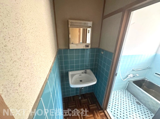 【独立洗面台】 | 川西市多田院２丁目中古戸建　広いお庭 | 洗面です♪お好きなリフォームを楽しんだり、流行りのDIYにチャレンジしてみませんか？ぜひ現地でご確認ください！！