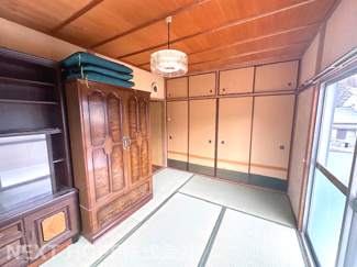 【和室】 | 川西市多田院２丁目中古戸建　広いお庭 | ２階和室６帖です♪バルコニーに面した明るく開放的な室内です！！お好きなリフォームを楽しんだり、流行りのDIYにチャレンジしてみませんか？ぜひ現地でご確認ください！！