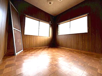 【洋室】 | 川西市多田院２丁目中古戸建　広いお庭 | １階洋室4.5帖です♪二面採光の明るい室内です！！お好きなリフォームを楽しんだり、流行りのDIYにチャレンジしてみませんか？ぜひ現地でご確認ください！！