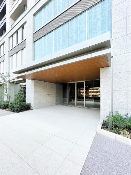 白金ザ・スカイ西棟のエントランス