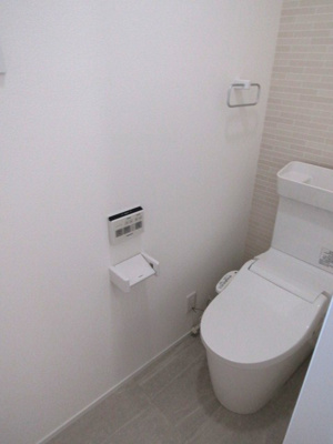 【トイレ】 | 【再生住宅】南アルプス市飯野 | 落ち着いた色調のトイレです