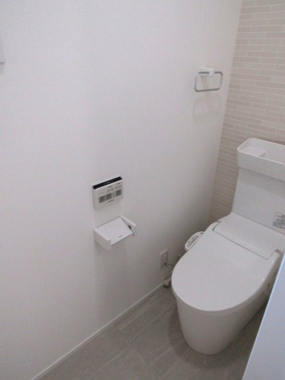 【トイレ】 | 【再生住宅】南アルプス市飯野 | 落ち着いた色調のトイレです