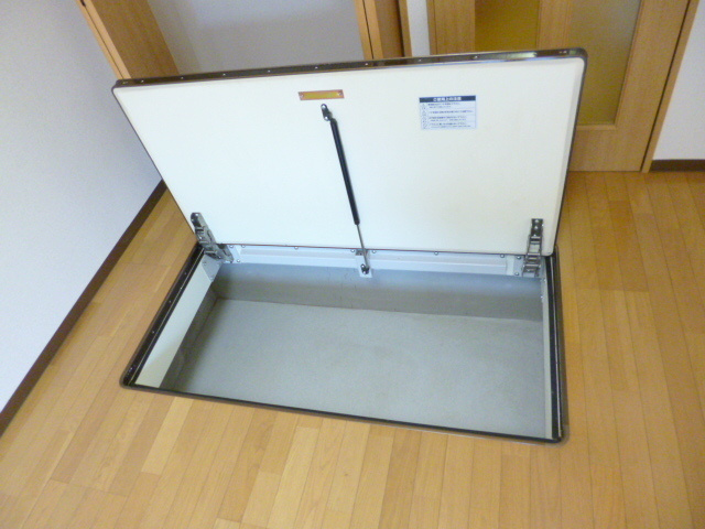 ルネス・コスモの設備|★居室の床下一面が床下収納になっています★