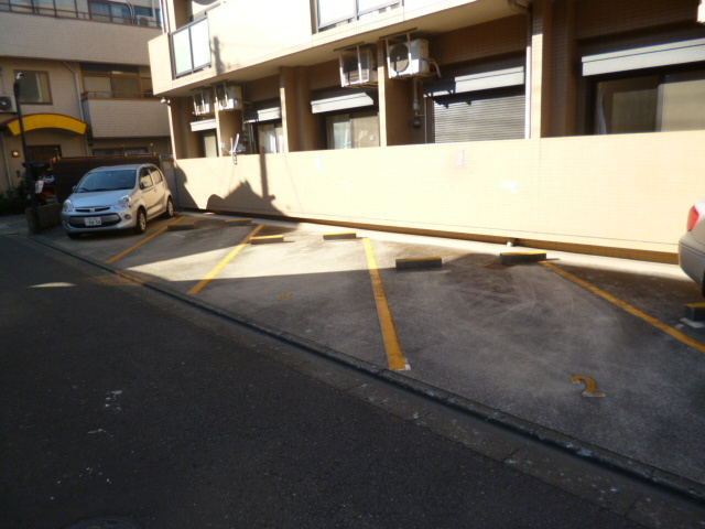 ルネス・コスモの駐車場|入居者専用駐車場