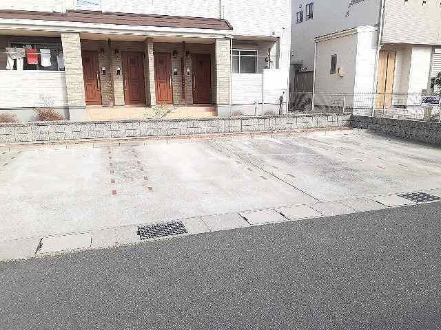 チェリー　ブロッサムの駐車場|車をお持ちの方に嬉しい駐車場付きの物件です