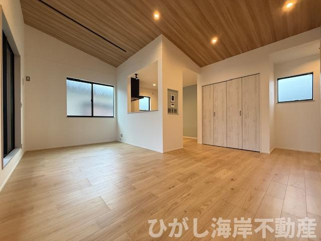 茅ヶ崎市小和田1丁目　新築戸建の居間・リビング|18.1帖　床暖房付LDK