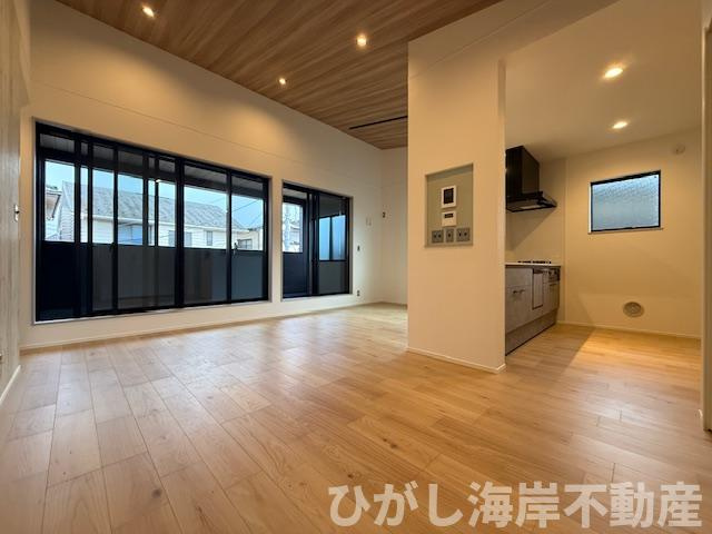 茅ヶ崎市小和田1丁目　新築戸建の居間・リビング|18.1帖　床暖房付LDK