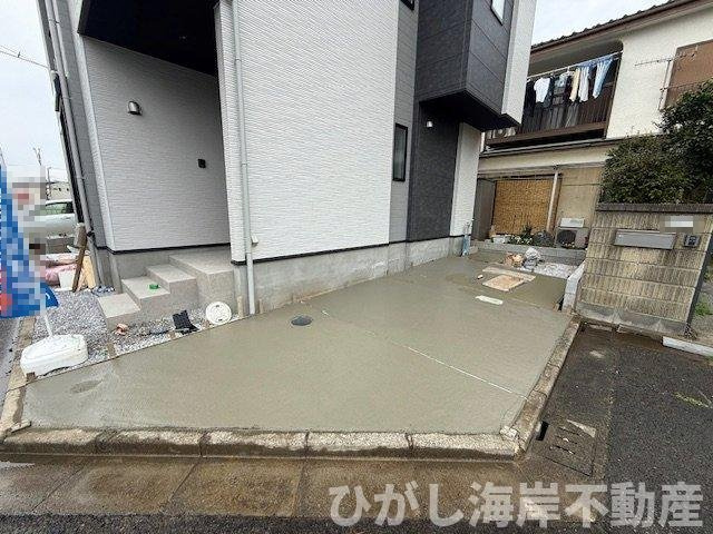 茅ヶ崎市松尾　新築戸建　の駐車場|4月6日撮影　外構工事中　現地外観